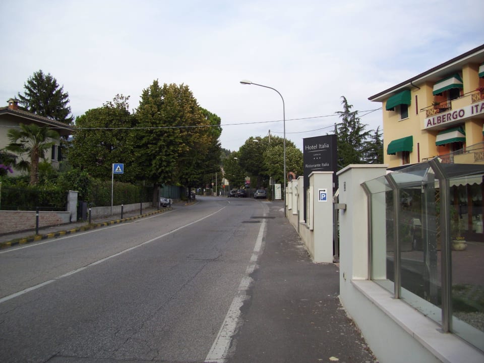 Straße vor dem Hotel Amaris Hotel