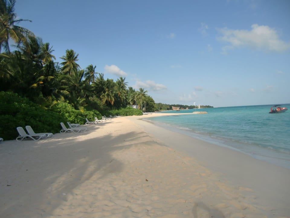 Blick am Morgen Richtung Wassersportcenter Kuramathi Maldives