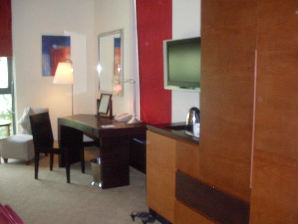 Schreibtisch mit Minibar und Schrank Hotel Boulevard, Autograph Collection