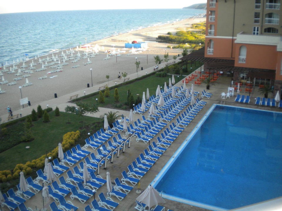 Pool mit Blick von der Dachterrasse Sol Luna Bay