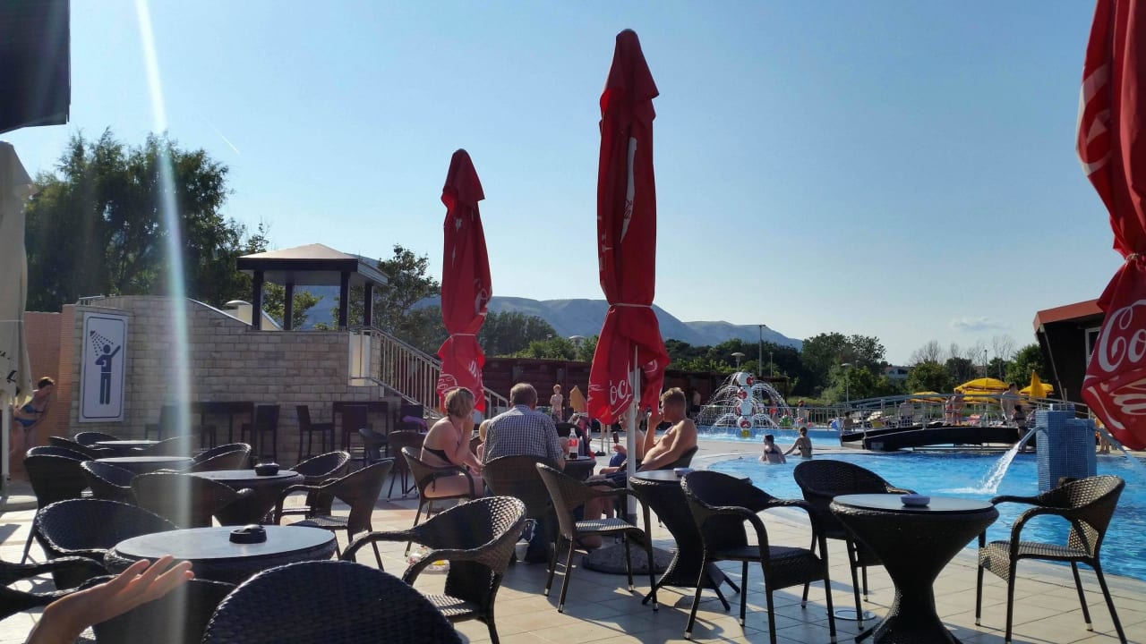 Hotel von aussen gesehen (Strassenseite) Hotel Baska