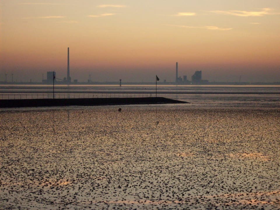 Blick auf Wilhelmshaven nach Sonnenuntergang Center Parcs Park Nordseeküste