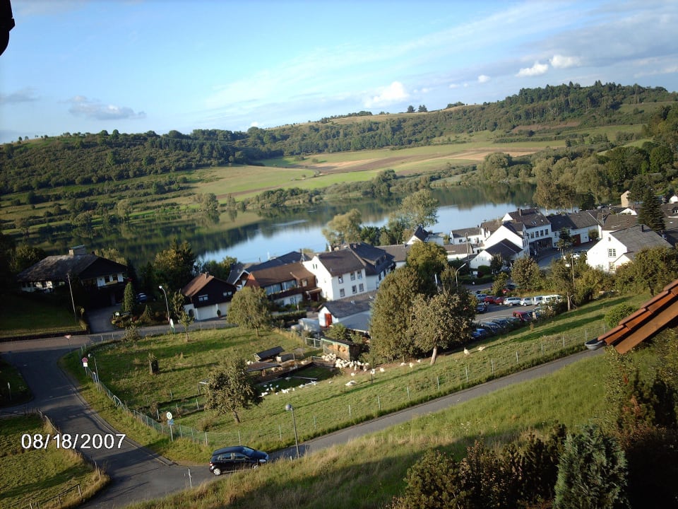 Blick von Liegewiese Panorama-Ferienwohnungen Seeblick
