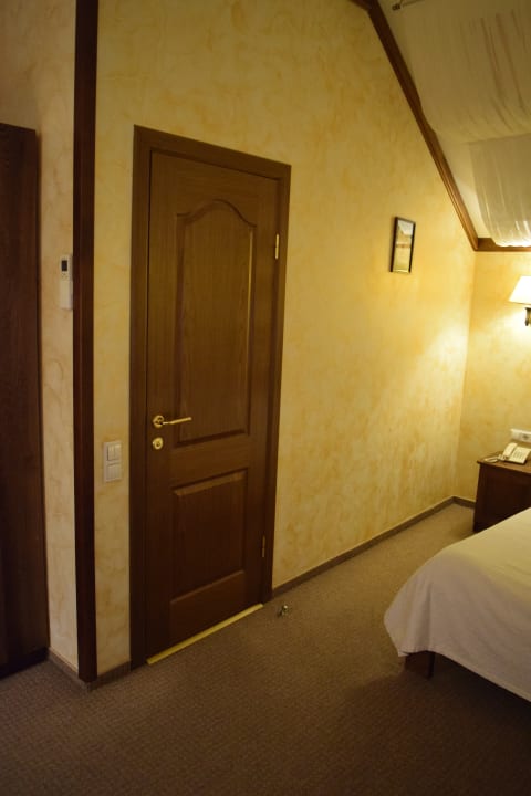 Tür zum Badezimmer... Hotel Pid Templem