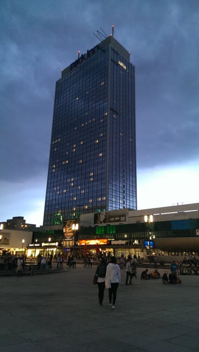 Park Inn bei Gewitter Park Inn by Radisson Berlin Alexanderplatz