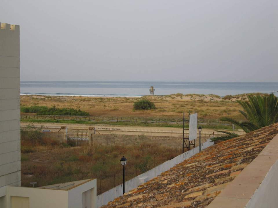 Blick auf Parkplatz und Strand Hotel Pozo del Duque