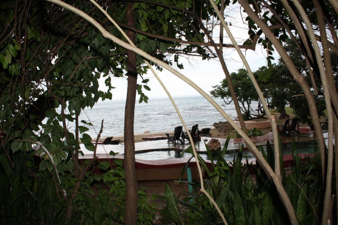 Ausblick vom Garten im Standardzimmer "Conch" Jakes Hotel, Villas & Spa