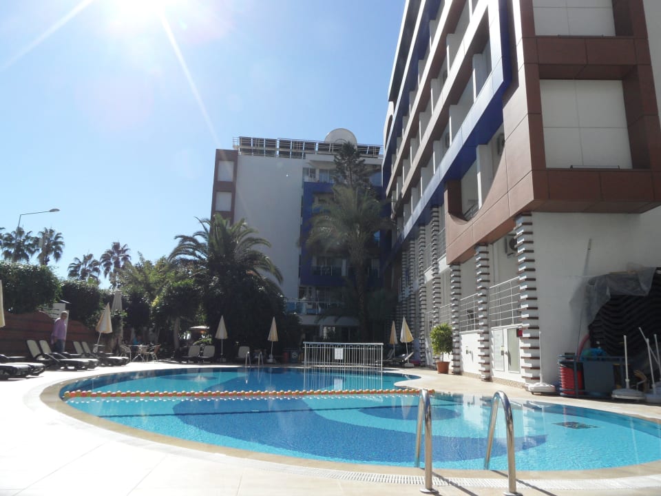 Kleiner Pool, aber sehr schön und sauber Gardenia Hotel