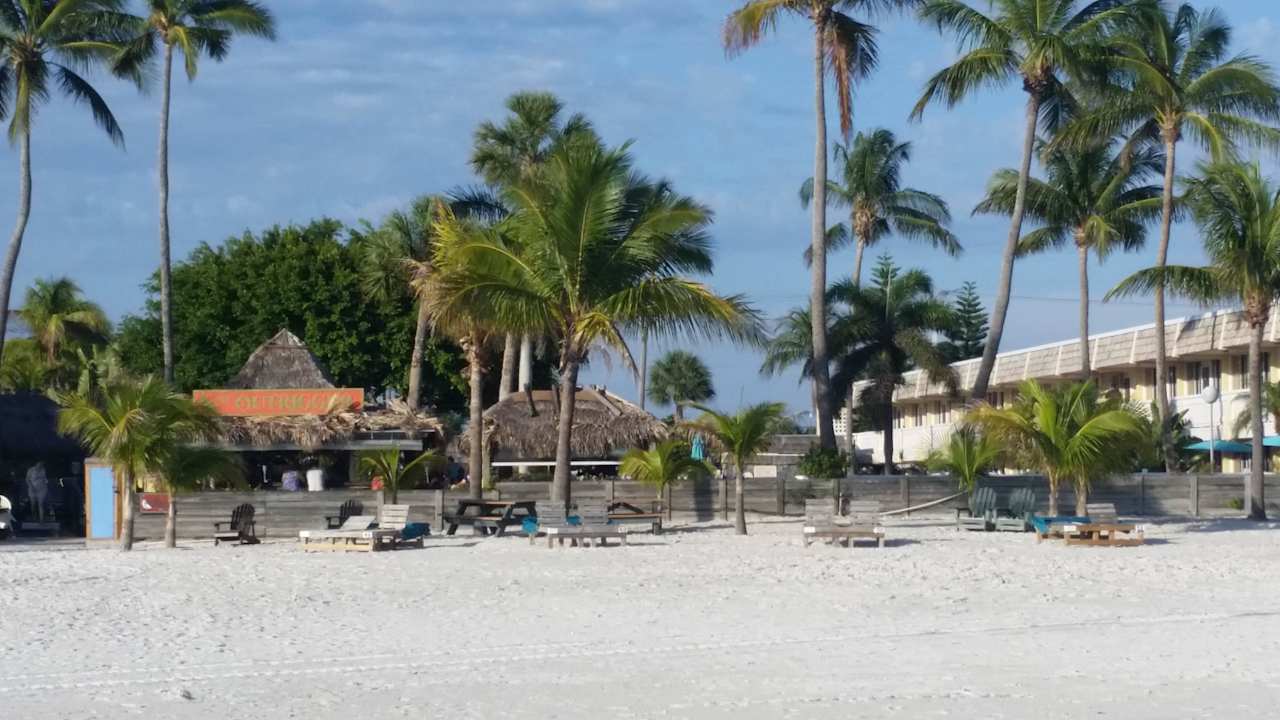 Outrigger Tiki Bar Hotel Outrigger Beach Resort