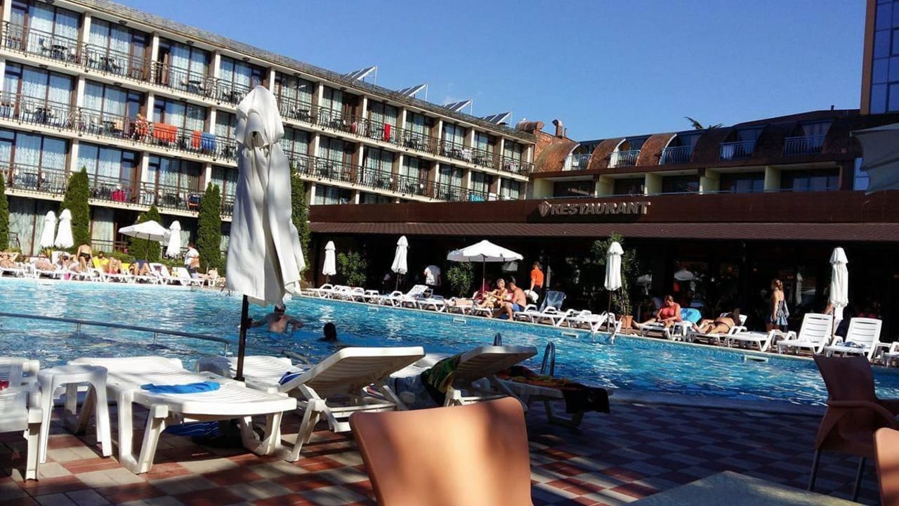 Leżaki z parasolami Hotel Baikal