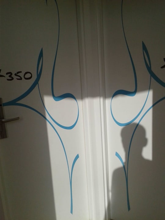 Sehr dünne Wand zwischen den Türen Hotel Bahia del Sol