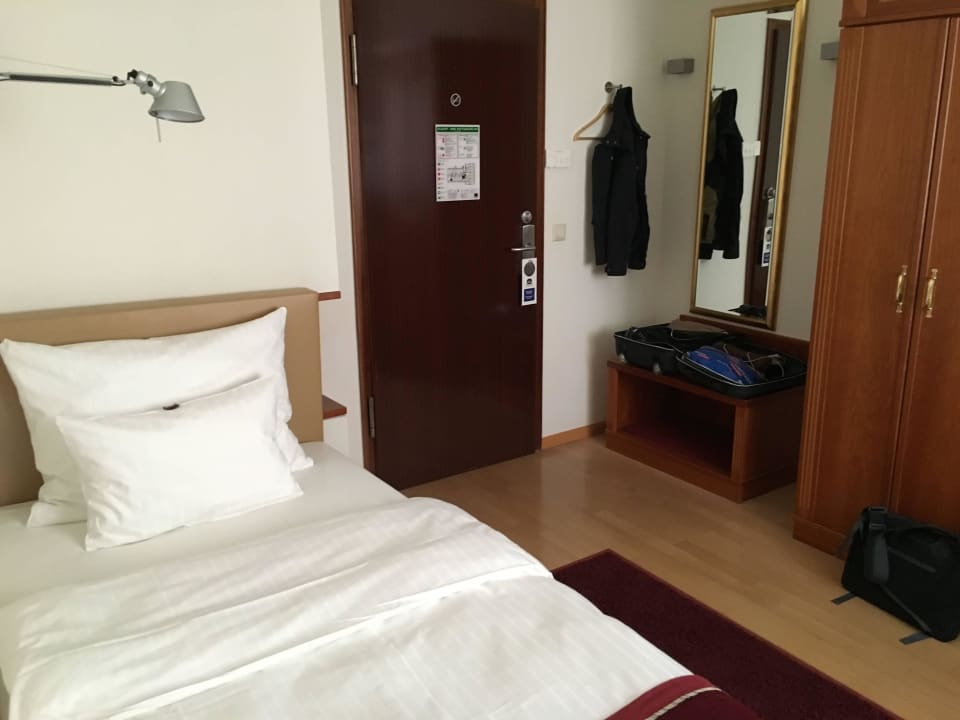 Bett und Zimmertür Hotel Victoria, BW Signature Collection by Best Western