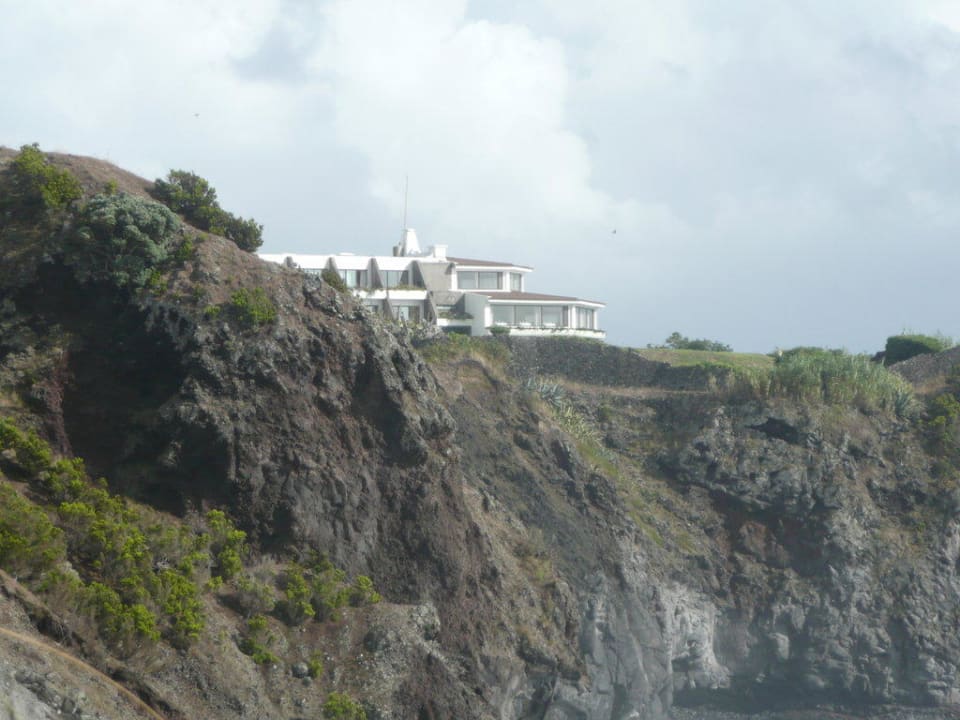 Blick vom Strand auf das Hotel Caloura Hotel Resort