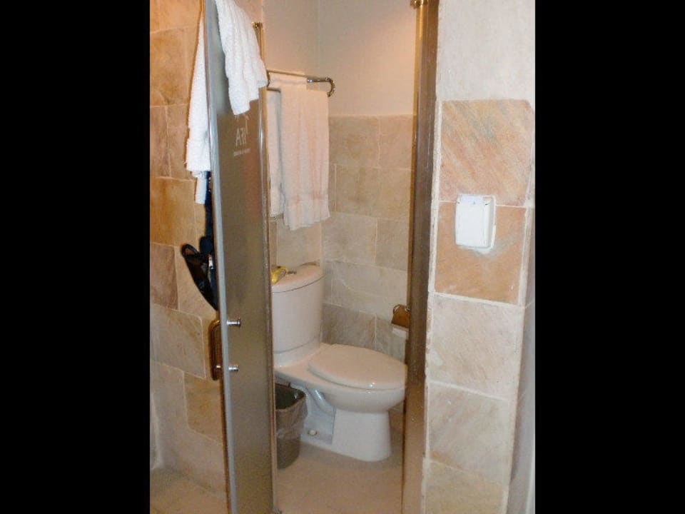 Klein aber immer sauber die Toilette Villas Bavaro Resort & Spa