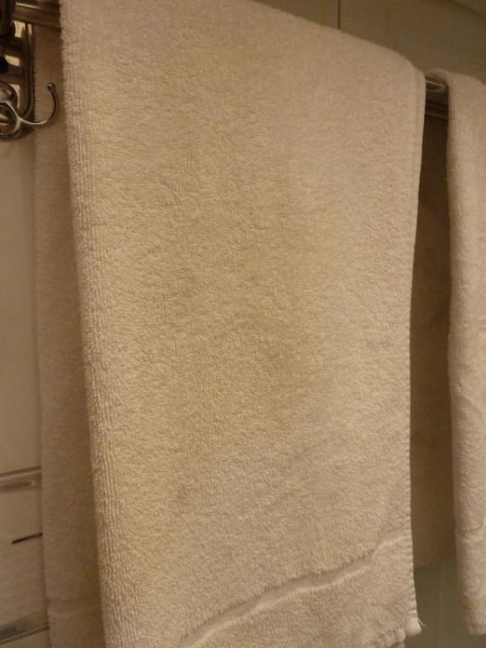 Handtücher mit Flecken und fraglich, ob gewaschen Hotel Nevada Hamburg