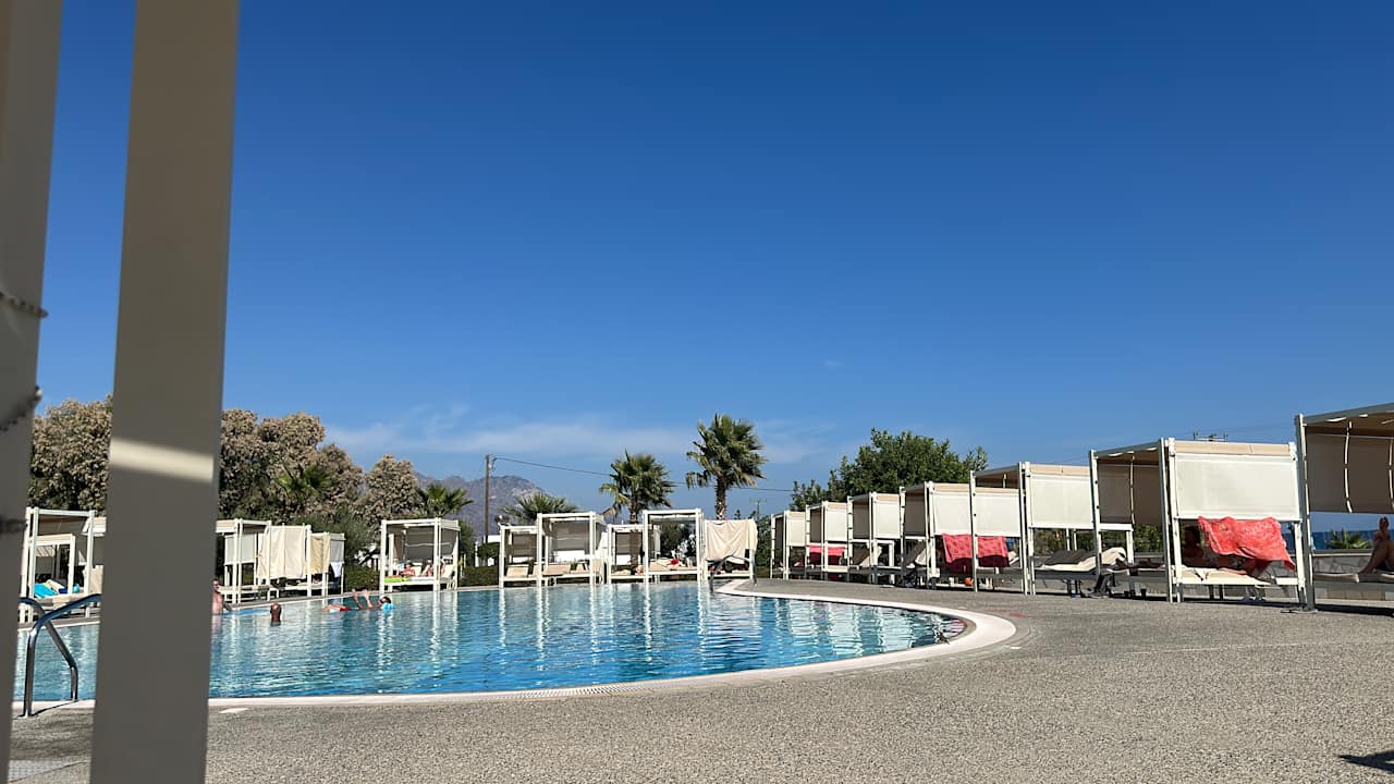 Pool Grand Blue Beach Hotel