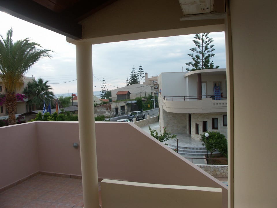 Blick vom 1. Zimmer auf die Strasse Hotel Elotis Suites