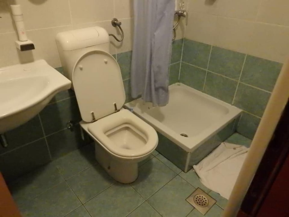 Za krótkie zasłonki, ręczniki zamiast dywaników Hotel Adria