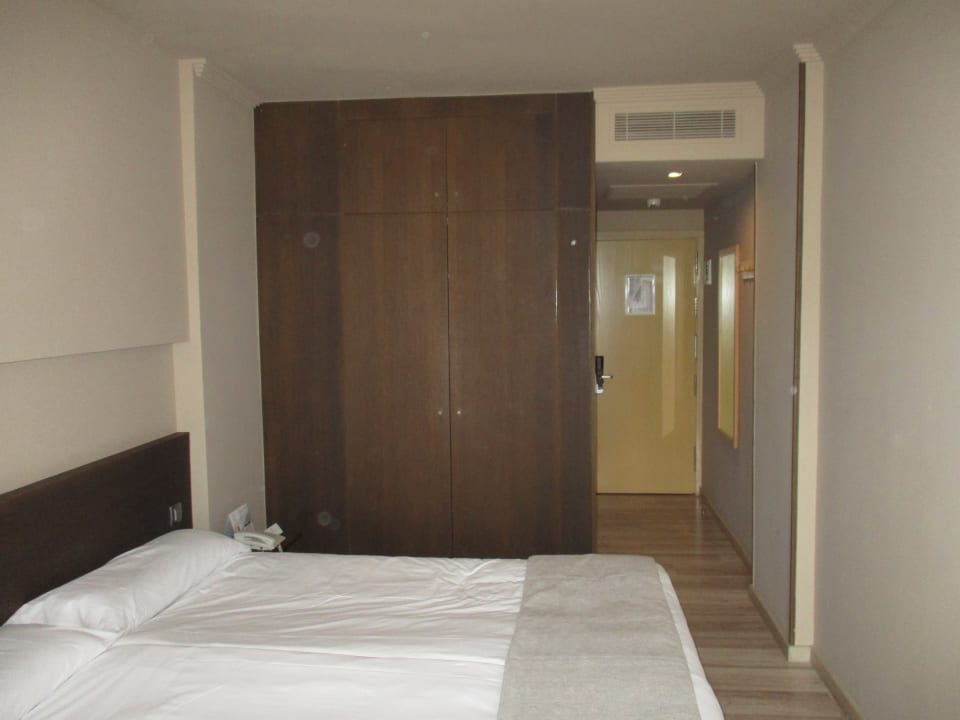 Zimmer 215 (Bett, Schrank und Flur) Corallium Beach by Lopesan Hotels - Adults only