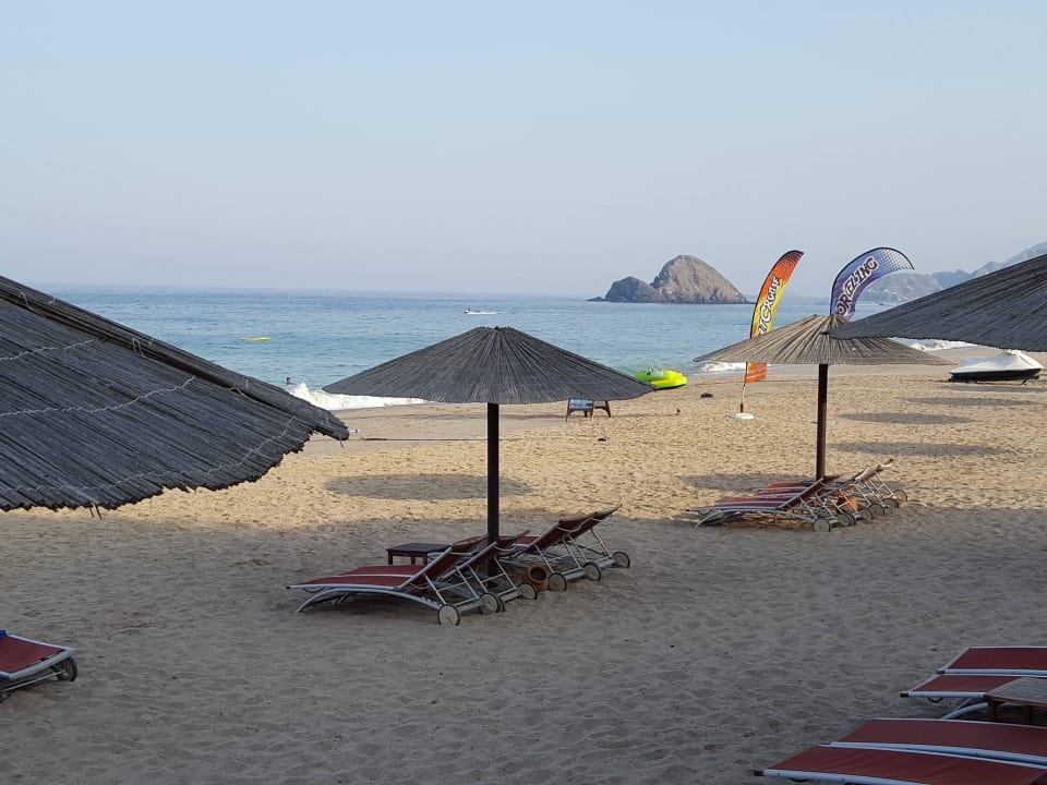 Sandstrand mit Blick auf Snoopy Island Miramar Al Aqah Beach Resort