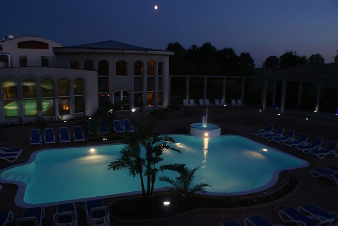 Część zewnętrzna Term Azzun wieczorem Hotel Azzun Orient SPA & Wellness