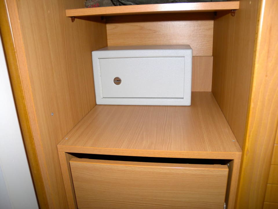 Safe im Schrank Ithea Suites Hotel