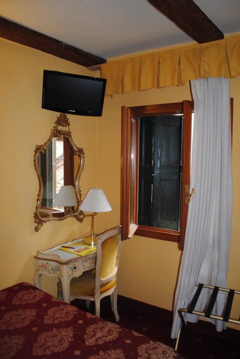 Blick zum Fenster vom Bett aus Hotel Antico Panada