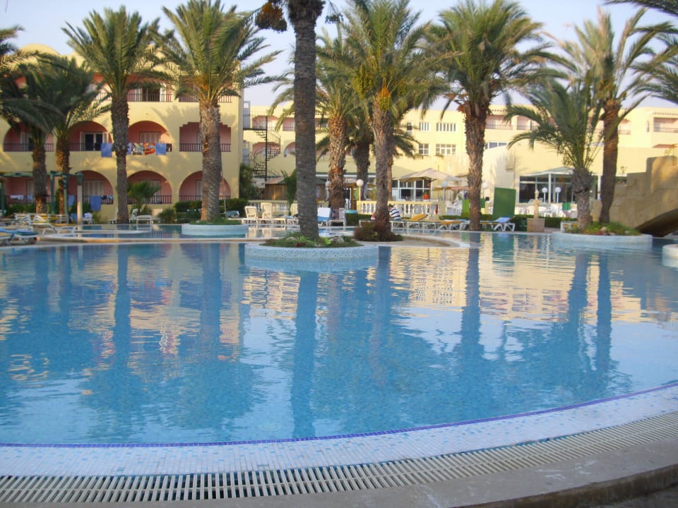 Pool zum Haupthaus Houda Golf & Beach Club