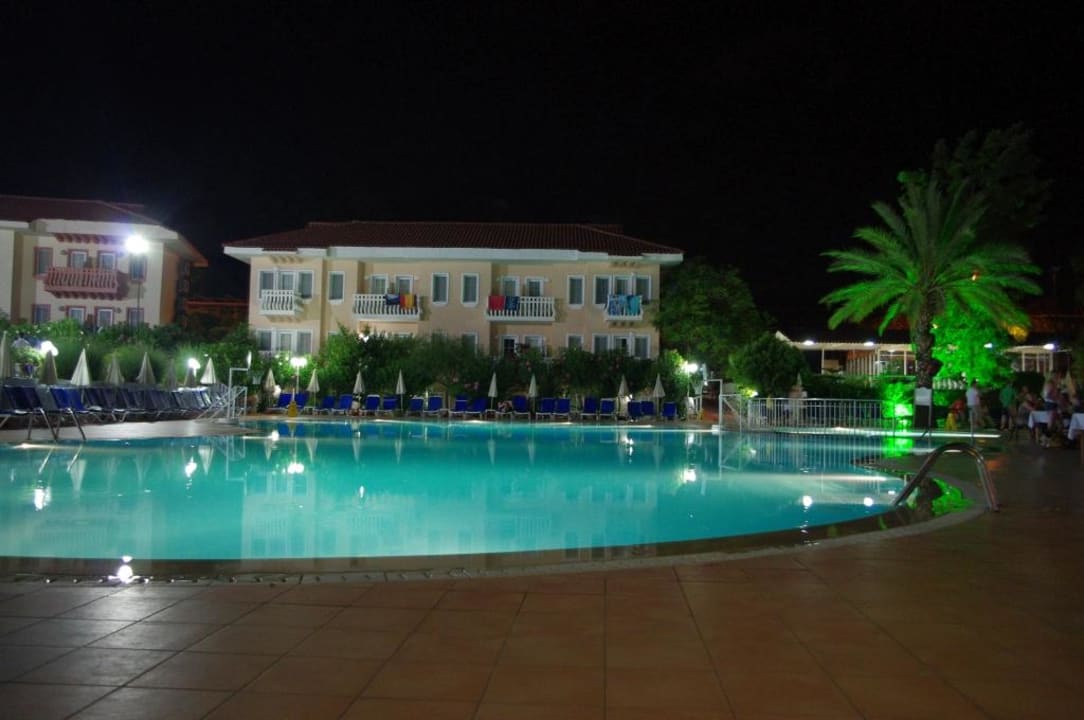 Hotelowy basen wieczorową porą. Ölüdeniz Turquoise Hotel