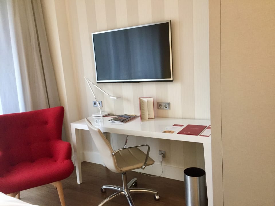 Schreibtisch Zimmer 214 NH Collection Berlin Mitte Friedrichstrasse