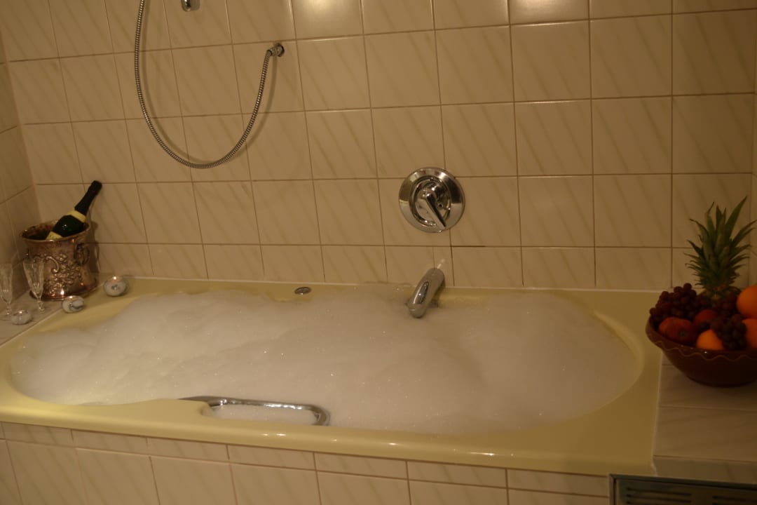Badezimmer mit Whirlpool Haus Seegarten