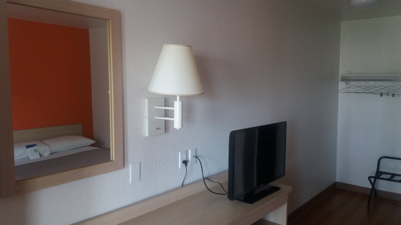 Zimmer / TV / Schreibtisch Motel 6 Palm Springs East - East Palm Canyon