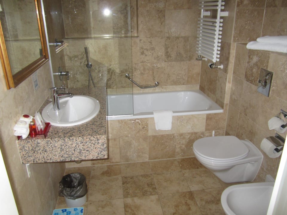 Badezimmer,leider ohne Dusche Leonardo Hotel Berlin KU´DAMM