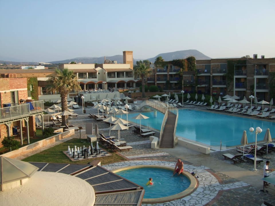 Blick auf die Anlage Bella Beach Hotel