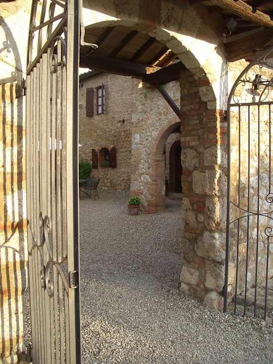 Tor zum Innenhof Hotel Borgo Gallinaio