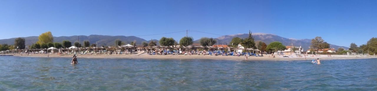 Von einer Sandbank aus der Hotelstrand alltoura Club Hotel Poseidon Palace