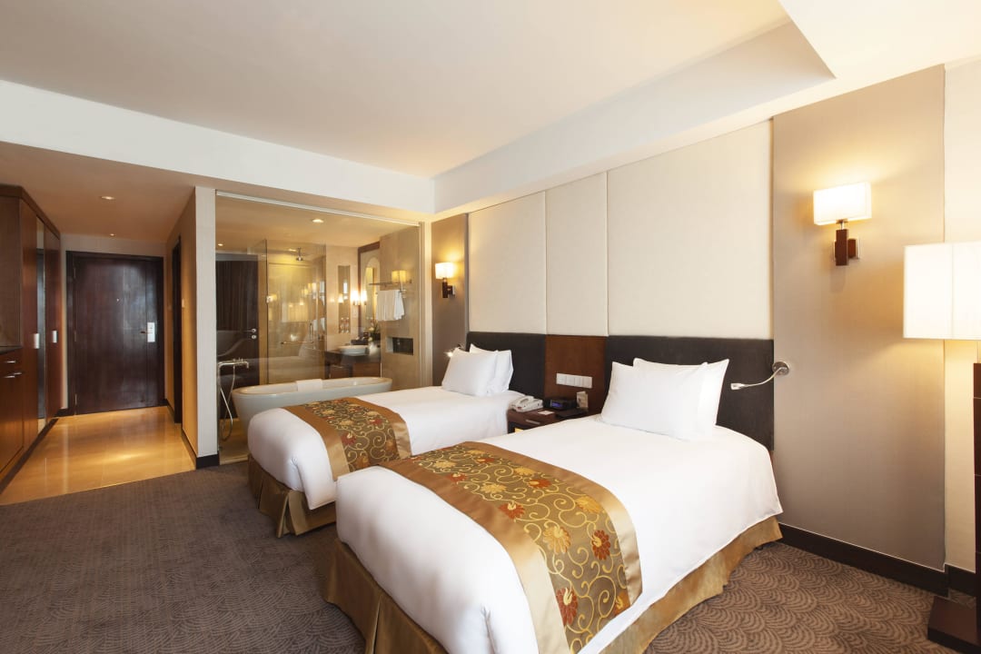Twin bed standard room Hotel Crowne Plaza West Hanoi