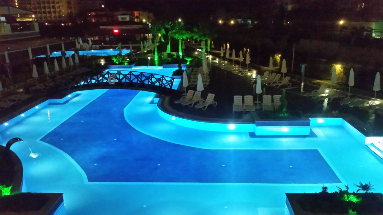 Abends am Pool Luna Blanca Resort & Spa