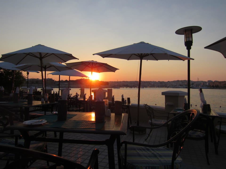 Abendessen auf der Hotelterrasse mit super Aussicht Grand Hotel Excelsior Malta