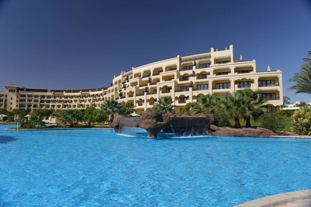 Вид с бассейна на часть отеля Steigenberger ALDAU Beach Hotel