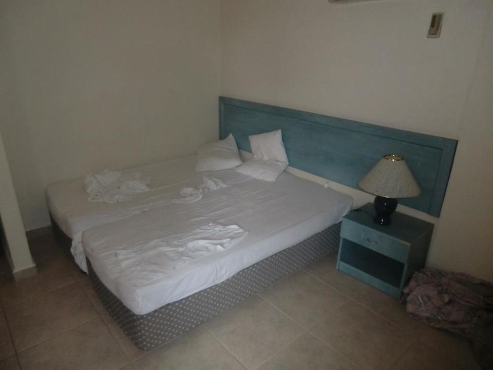 Benutztes Bett! Hotel Elysee Garden