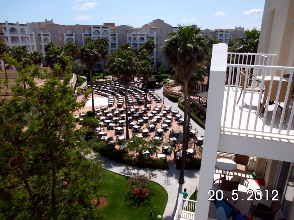 Vom Balkon auf Außenbühne und Außenbar  Protur Safari Park Aparthotel