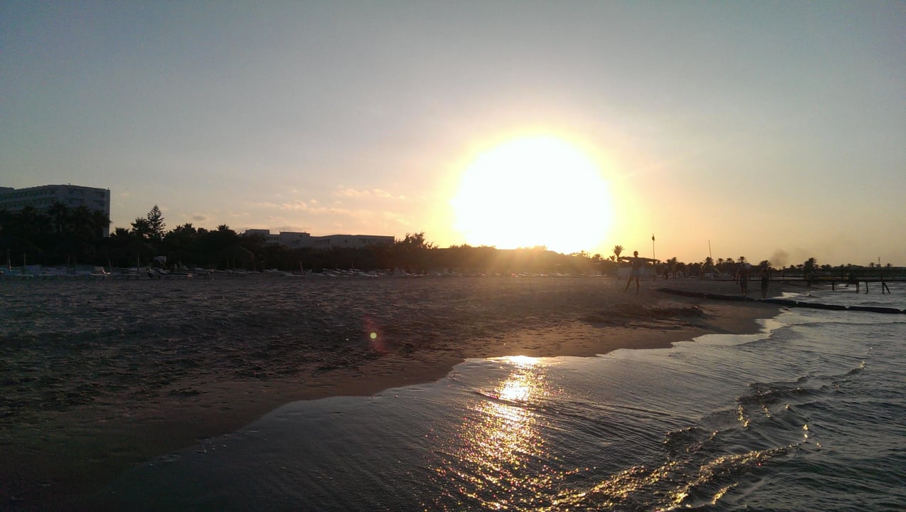 Sonnenuntergang am Strand Sahara Beach Aquapark & Resort