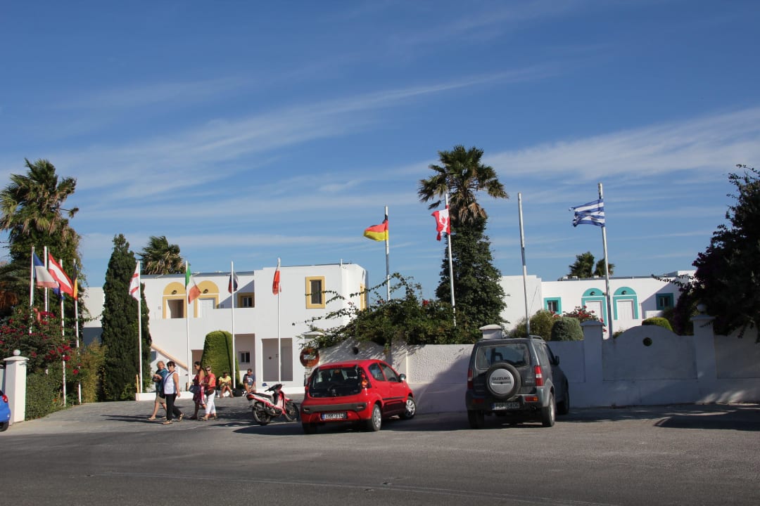 Parkplatz vorm Hotel Mastichari Bay Hotel