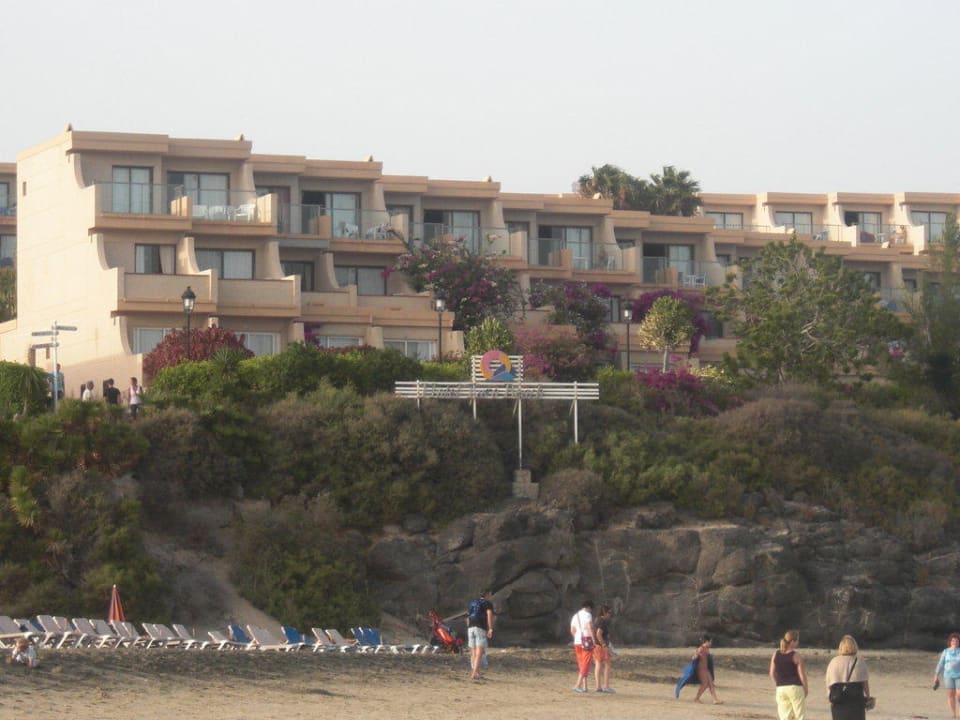 Das Hotel vom Strand aus  SBH Hotel Taro Beach