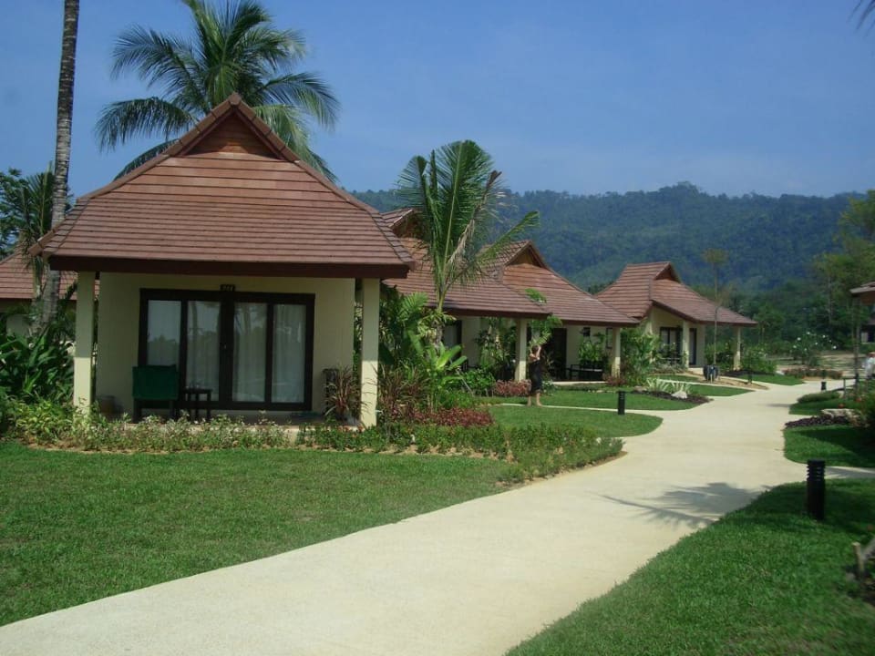 Weg vom Strand zum Bungalow Hotel Nang Thong Beach Resort 2