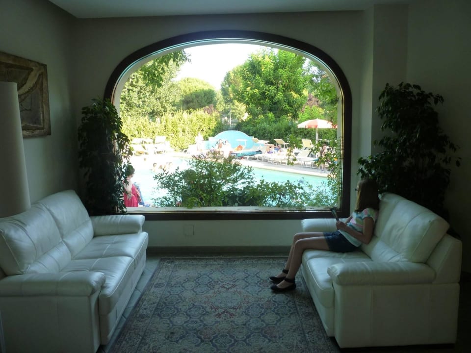 Sitzecke mit Blick zum Pool Hotel President