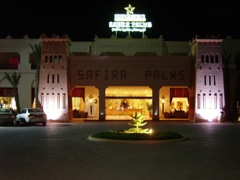 Hoteleingang abends Vincci Safira Palms