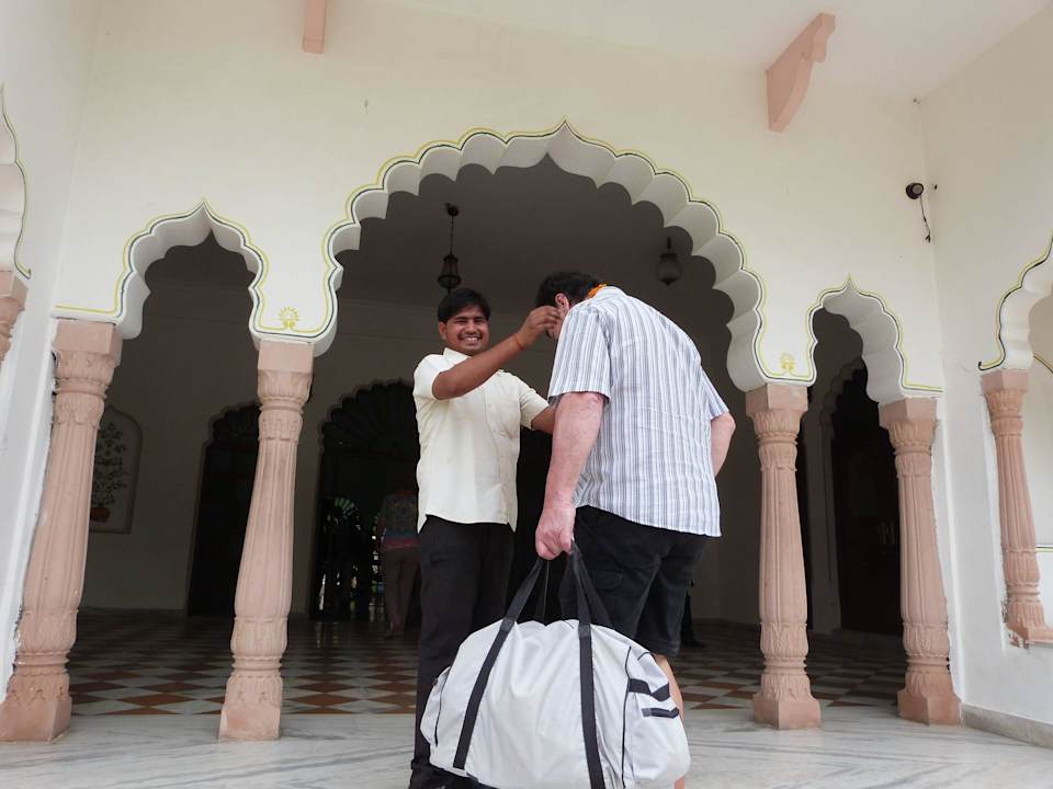 Zur Begrüßung gab es eine Blumenkette Hotel Surya Vilas Palace