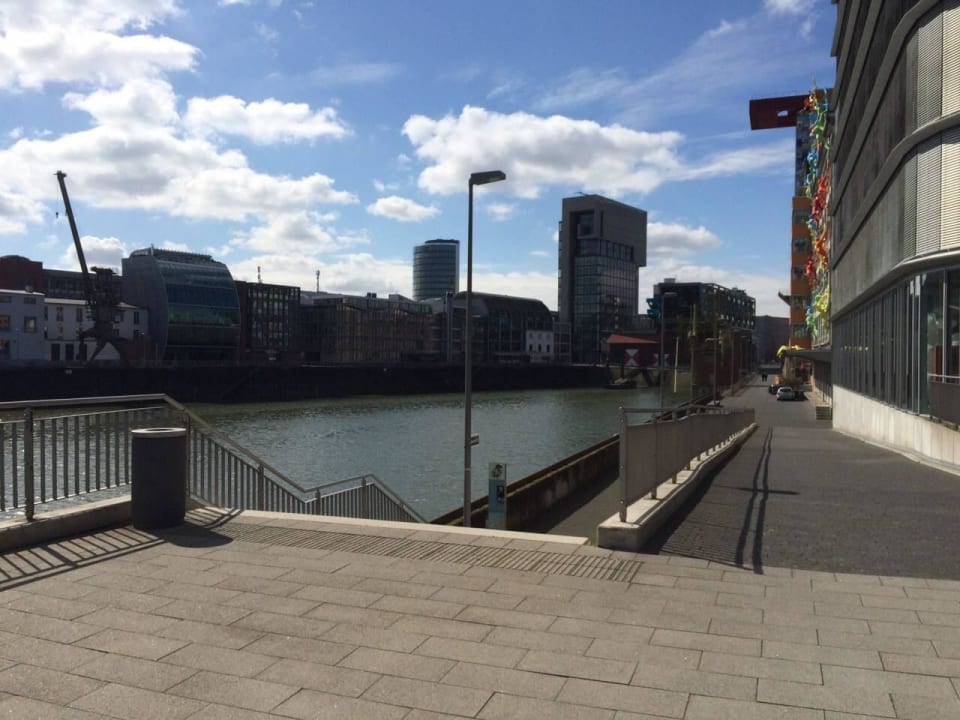 Vor dem Hotel Hotel Hyatt Regency Düsseldorf